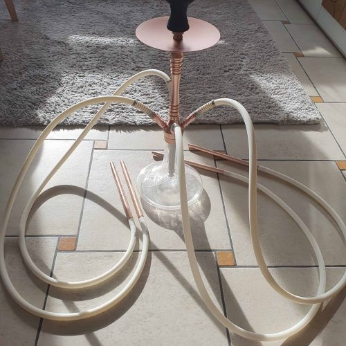 Dekorative Shisha mit Glasbehälter und Schläuchen.