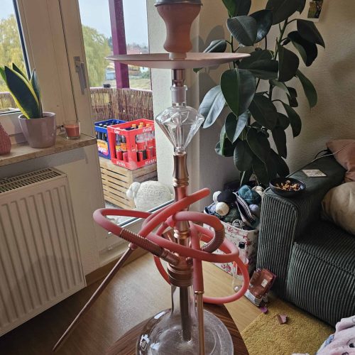 Dekorative Wasserpfeife mit Wasser- und Rauchfunktion, ideal für Shisha-Liebhaber.
