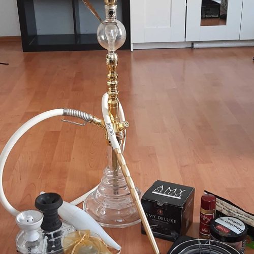 Rauch-Hookah mit Glas, Metall und Holz, inklusive Zubehör und Tabak für das Rauchen.