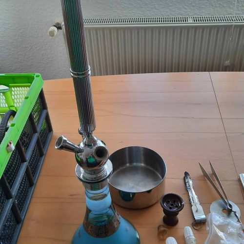 Shisha mit Wasserpfeife und Ersatzteilen.