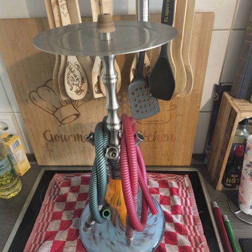Hochwertiger Shisha-Tabakständer mit Schlauchhaltern und Werkzeugen.