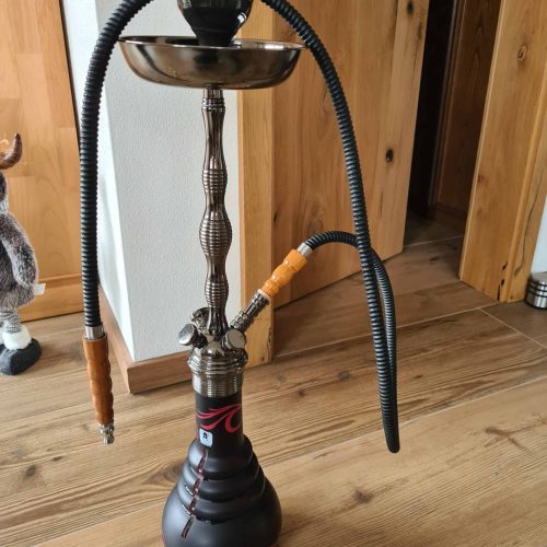 Shisha mit Metall- und Holzkomponenten auf Holzboden.