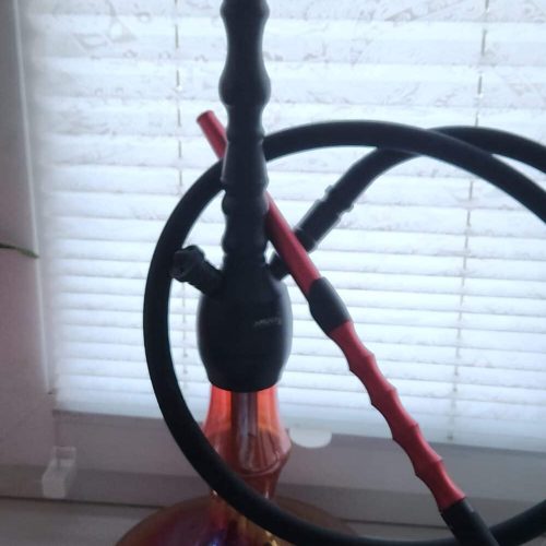 Wasserpfeife mit schwarzem Kopf und Glasbasis, ideal für Shisha-Liebhaber.