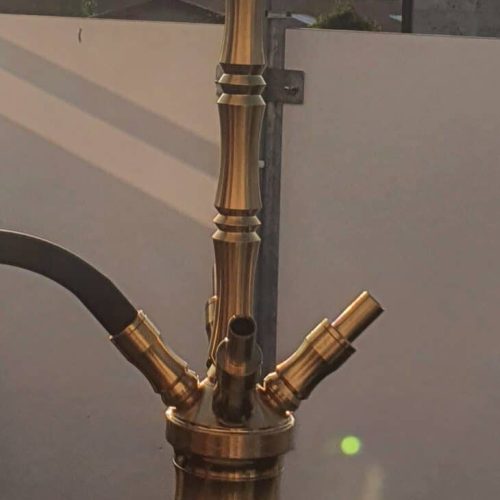 Hochwertige Wasserpfeife mit schwarzem Kopf und goldenen Details, ideal für Shisha-Liebhaber.