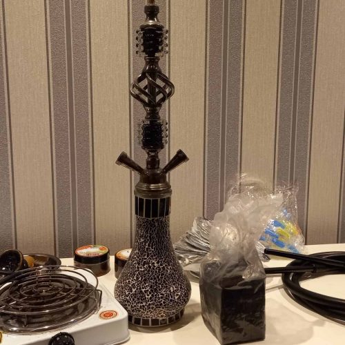 Shisha mit Zubehör, inklusive Schlauch, Kohle und Dichtungen.