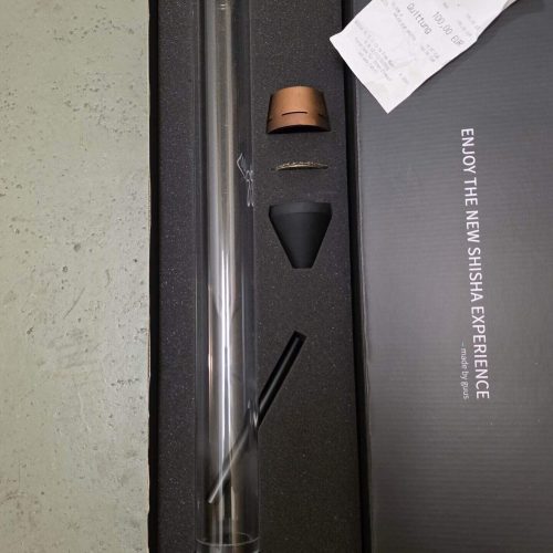 Lange Glas-Shisha mit Metall- und Silikondüsen, inklusive Zubehör.