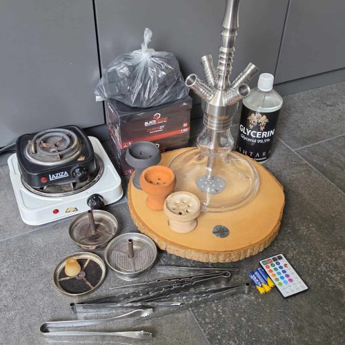 Hookah mit Glasaufsatz, Tabak, Zigaretten, und Zubehör.
