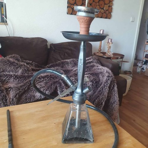 Wasserpfeife mit Metall- und Keramikteilen, bereit zum Rauchen.