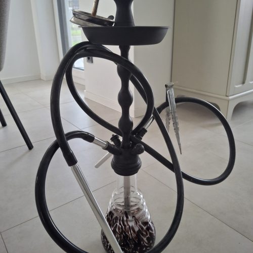 Schwarz-weiße Shisha mit Wasserpfeife, Schlauch und Tabak im Glasbehälter.