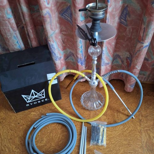 Shisha mit gelber und blauer Schlauch, Glasbowl und Zubehör.