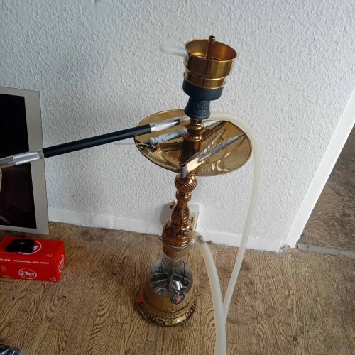 Rauch-Hookah mit goldfarbenem Design und Zubehör.