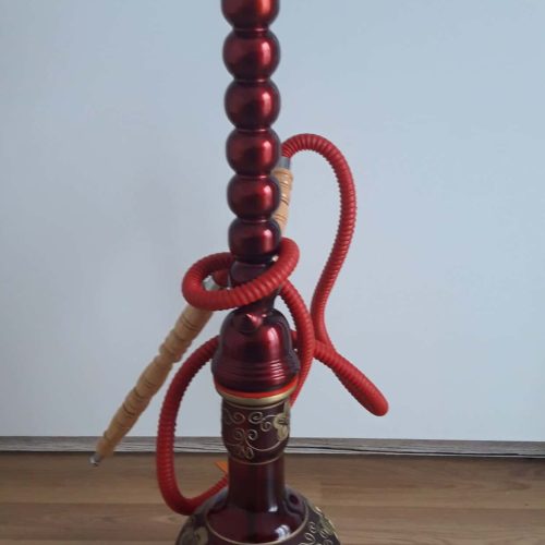 Rote Shisha mit dekorativer Glasbowl und Schlauch.