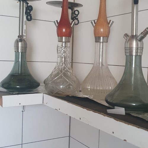 Verschiedene Shisha Köpfe in unterschiedlichen Farben und Materialien.