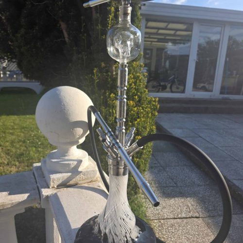 Rauch-Hookah aus Glas mit Metallaufsatz, Schlauch und Ablage, ideal für Shisha-Liebhaber.