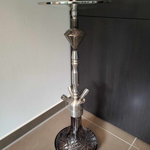 Hochwertige Shisha mit Glasbowl und Metallständer.