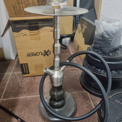 Shisha-Kopf mit Metall- und Glasbestandteilen, flexible Schläuche.