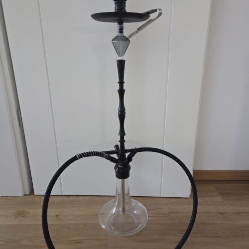 Schwarze Shisha mit Glasbowl und Silikonschlauch.