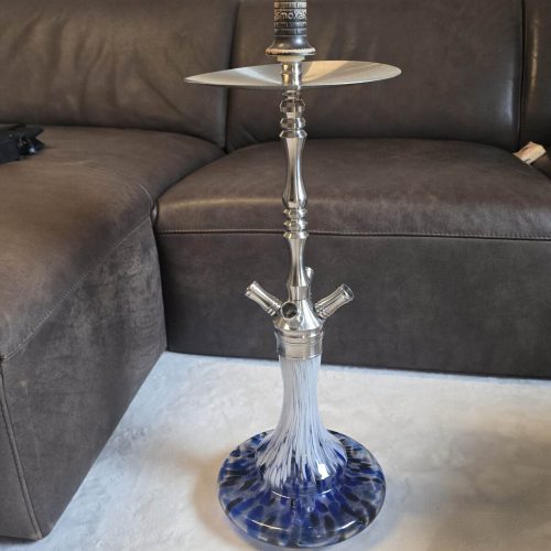 Shisha-Kopfständer mit Glasbowl auf Sofa im Wohnzimmer.