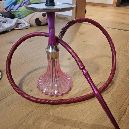 Shisha-Kopf mit flexiblem Schlauch auf Holzboden.
