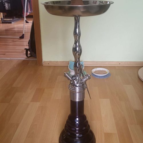 Hochwertige Shisha mit Metall- und Glasbowl, auf Holzboden.