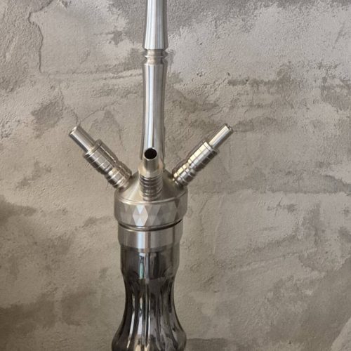 Stilvolle Shisha mit Metallrohr und Glasbowl, ideal für Raucherlebnisse.