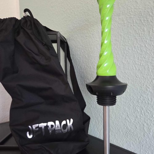 Grüne Glasbowl für Shisha-Hookah auf Tisch mit Tragetasche.