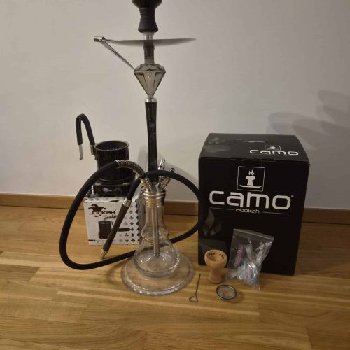 Verschiedene Shisha-Teile und Zubehör auf Holzboden.