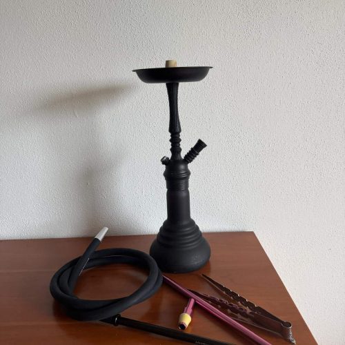 Schwarze Shisha mit Glasbowl, Schlauch und Zange auf Holztablett.