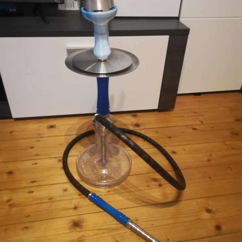 Rauchsäule mit Glasbowl, Schlauch und Kopf, ideal für Shisha-Liebhaber.