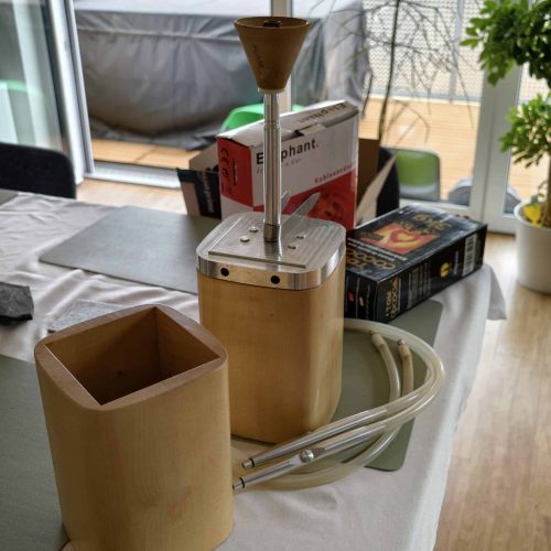 Shisha-Zubehör mit Glasbowl und Schlauch auf Tisch.