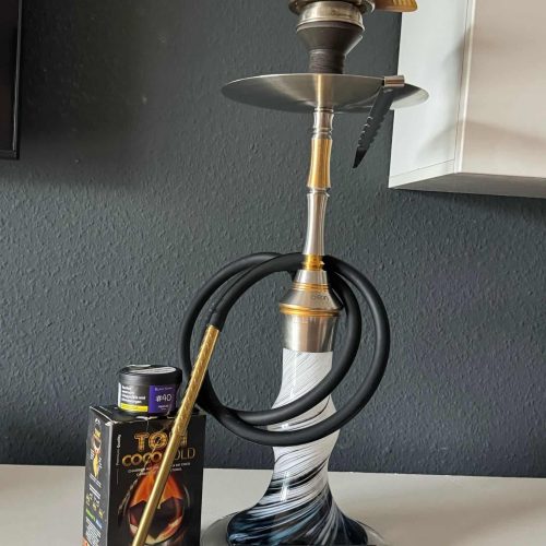 Rauch-Hookah mit goldenen Akzenten und Zubehör, ideal für Shisha-Liebhaber.