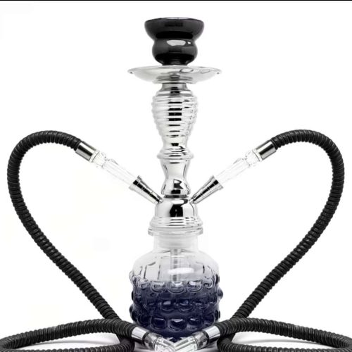 Shisha-Hookah mit Glasbowl, Metall und Schläuchen, Nahaufnahme.