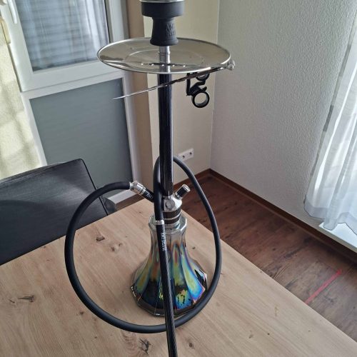 Shisha mit Glasbowl, Metall- und Kunststoffteilen, auf Holztisch.