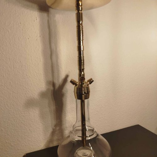 Dekorativer Wasserpfeifen-Adapter aus Glas und Metall.