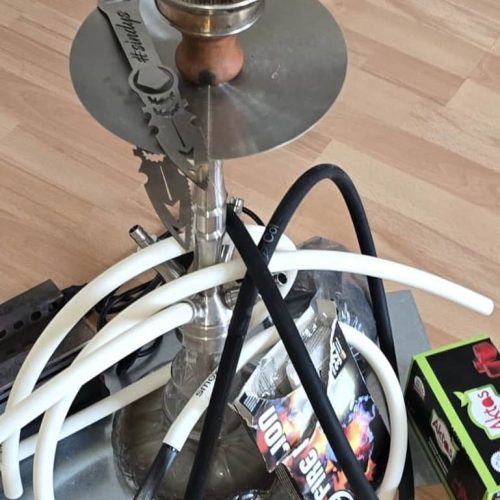 Rauch-Hookah mit Metallkopf und Schläuchen, Zubehör im Bild.