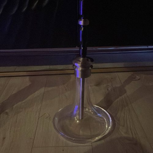 Shisha mit Glasbase und Metallaufsatz, ideal für gemütliche Abende.