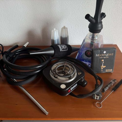 Verschiedene Shisha-Teile und Zubehör auf Holzoberfläche.
