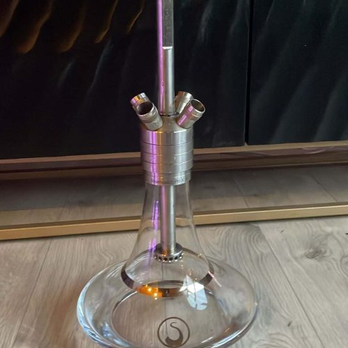 Rauchsäule für Wasserpfeifen mit Glasbasis und Metallrohr, ideal für Shisha-Liebhaber.