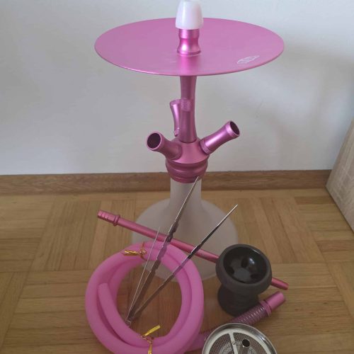 Pinkfarbige Shisha mit Glasbowl, Schlauch und Zubehör.