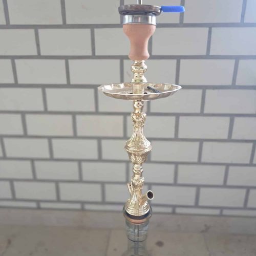 Wasserpfeife mit silbernem Design und Zubehör, auf Fliesenboden stehend.
