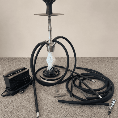 Shisha mit Glasbowl, Schlauch und Zubehör auf Boden.