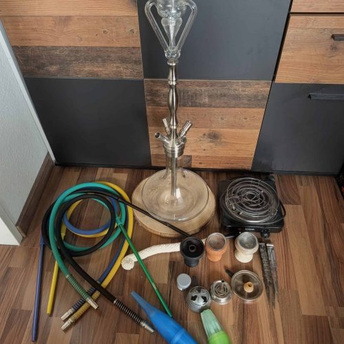 Rauchvase mit Shisha-Zubehör, Kohleofen und Schlauch, ideal für Wasserpfeifen.