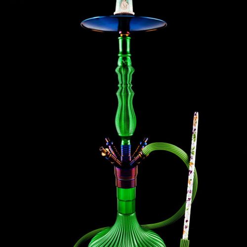 Wasserpfeife mit grüner Glasbasis, blauer Kopf und bunter Schlauch, ideal für Shisha-Liebhaber.