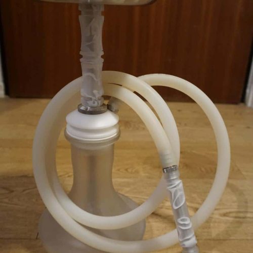 Shisha mit Silikonschlauch, Metallmundstück und Keramikbowl, ideal für Genuss und Entspannung.