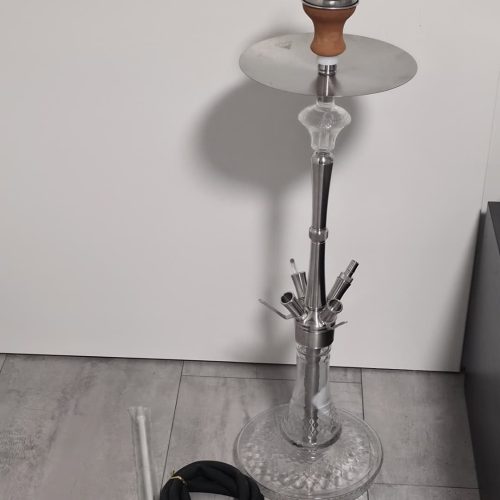 Moderne Shisha mit Glasbowl und Zubehör.