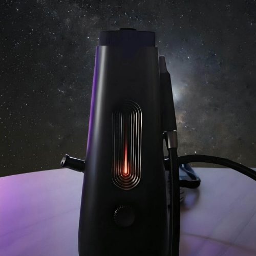 Elektrische Shisha mit LED-Beleuchtung und Schlauch auf dunklem Hintergrund.