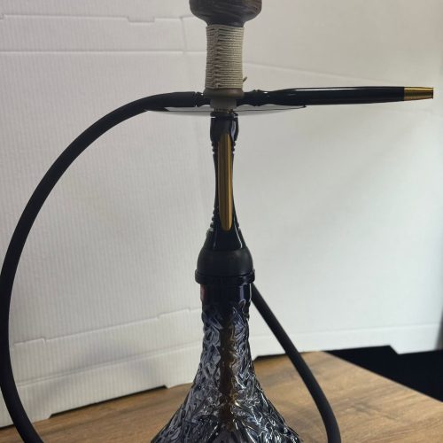 Shisha mit Glasbasis und Metallrohr, ideal für Raucher.