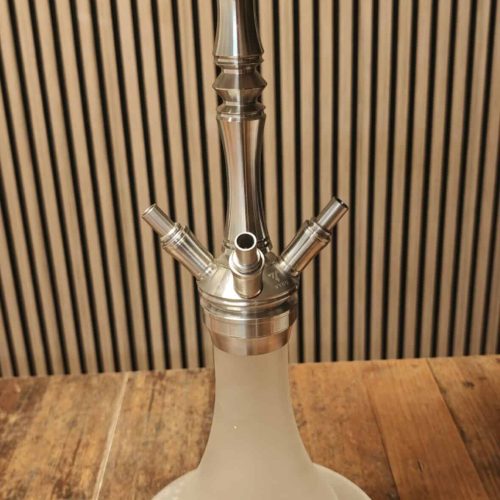 Shisha-Kopf mit Glasbowl und Metallteilen, auf Holzuntergrund.