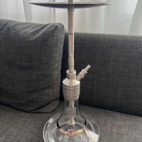 Shisha-Kopf mit Metall-Deckel auf einer Glas-Shisha, ideal für Raucher.
