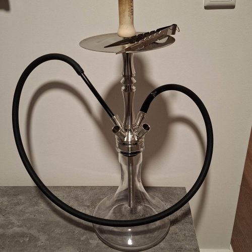 Wasserpfeife auf Tisch, Shisha, Hookah, Rauchsäule.